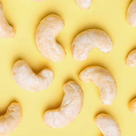 Cashewkerne auf gelbem Hintergrund