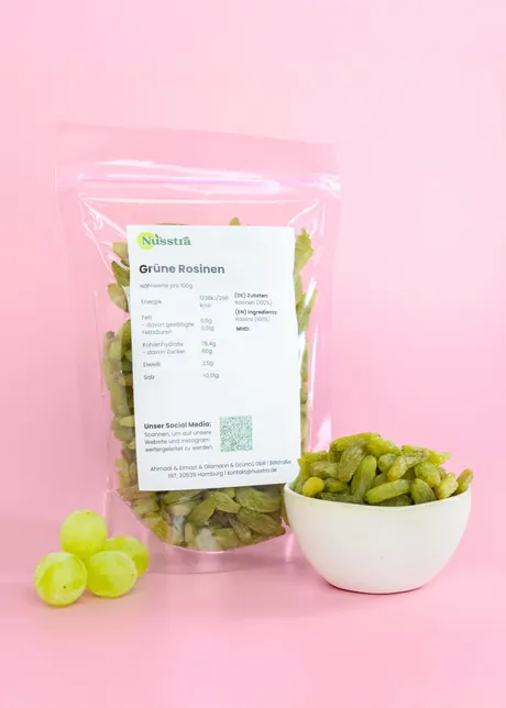 Grüne Rosinen im Beutel, daneben eine Schale grüner Rosinen