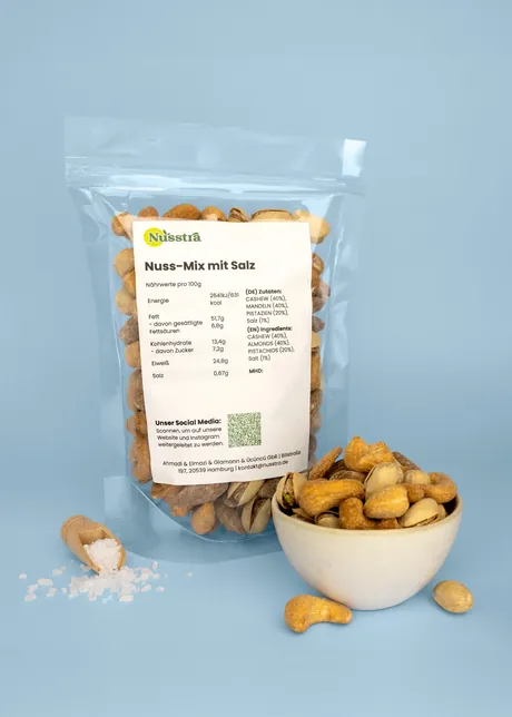 Nuss-Mix mit Salz im Beutel, daneben eine Schale der Mischung